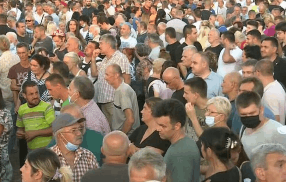 DRAMA U BUSIJAMA NA OBELEŽAVANJU POGROMA U 'OLUJI': Devojci pozlilo, odmah reagovao DIREKTOR POŠTE ĐORĐEVIĆ! 
